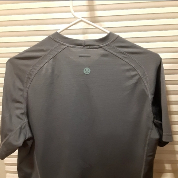 Lululemon athletica  unisex shirt. Size medium . Gray color - Picture 8 of 9